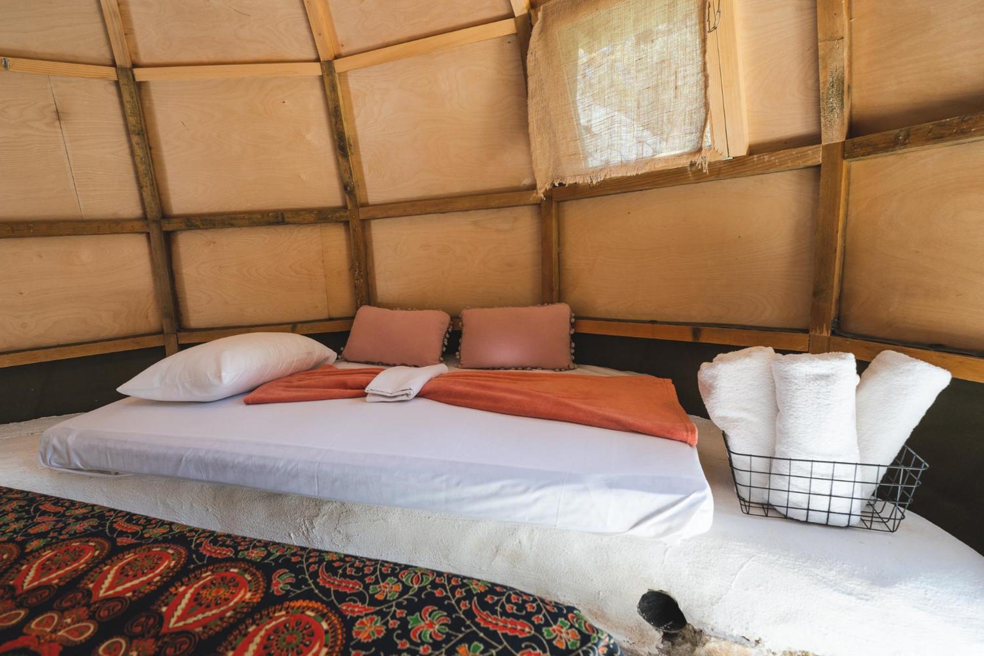 Nisi Glamping Hotel Rahón-part Szoba fotó